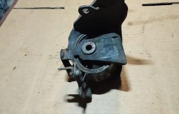 Toyota Avensis T250 Engine mount bracket