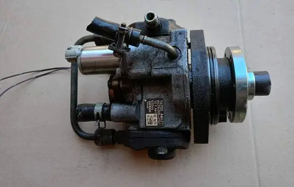 Nissan Almera N16 Fuel injection high pressure pump 16700AW421