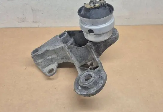 Engine mounting bracket
