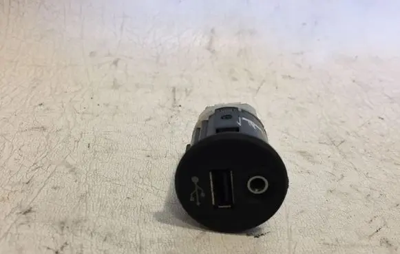 Nissan Juke I F15 AUX in-socket connector PA6GF15