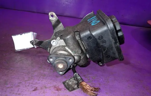 BMW X3 E83 Power steering pump 7692974536