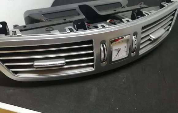 Mercedes-Benz S W221 Dash center air vent grill A2218300954