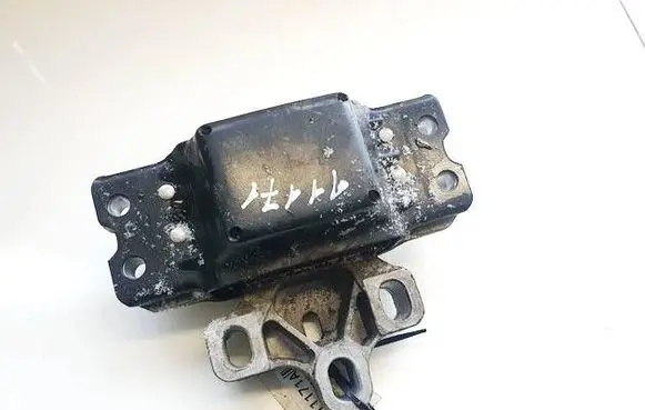 Volkswagen PASSAT B6 Engine mount bracket 3C0199555