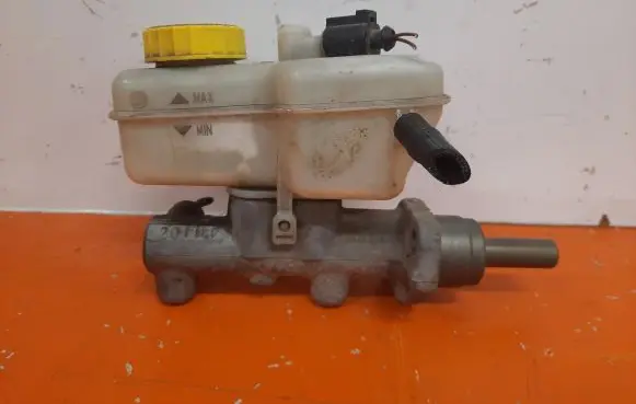 Volkswagen Polo IV 9N3 Master brake cylinder X5617