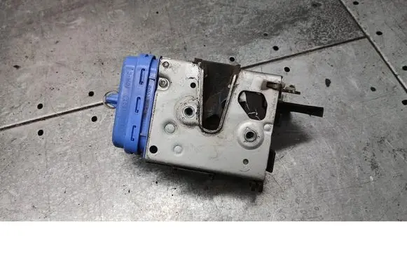 Audi A4 S4 B5 8D Rear door lock 8D0839015A