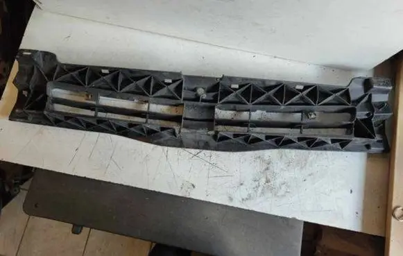 Renault Trafic II (X83) Front bumper upper radiator grill 620300102R 93859530