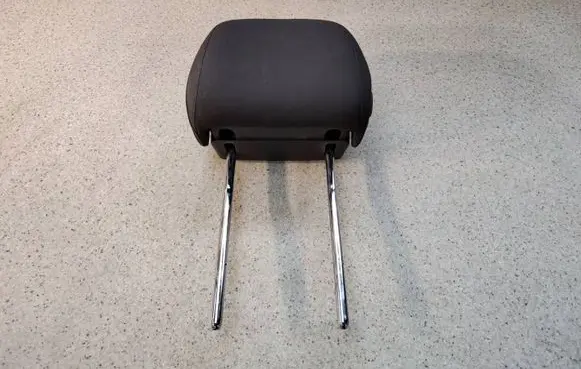Volkswagen Tiguan Front seat headrest 