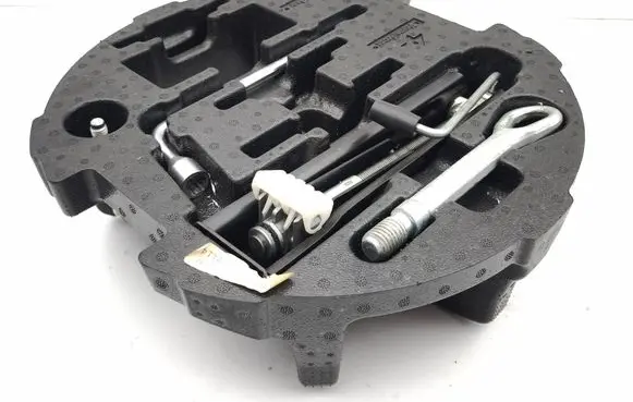 Mercedes-Benz CLS C218 AMG Tool set A2128980181 205621
