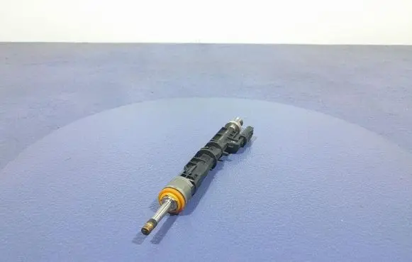 BMW M5 Fuel injector 7852362