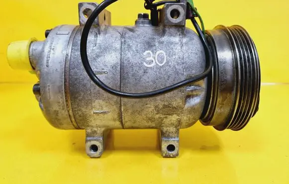 Volkswagen PASSAT B5 Air conditioning (A/C) compressor (pump) 8D0260805D