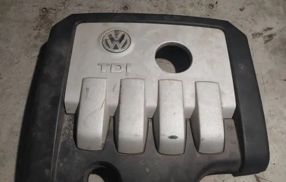 Volkswagen Touran I Engine cover (trim) 03G103925BT 03G103925BP 03G103925BF