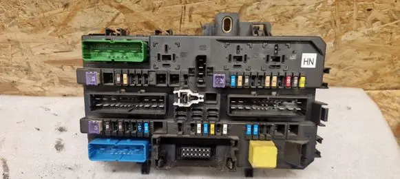 Opel Zafira B Fuse module 13220829