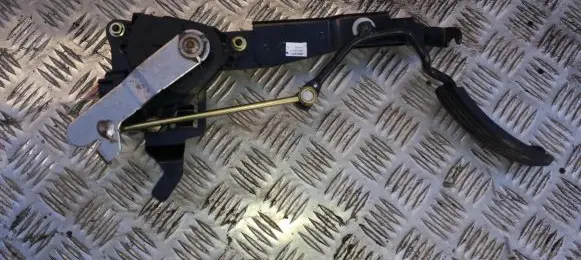 Accelerator throttle pedal