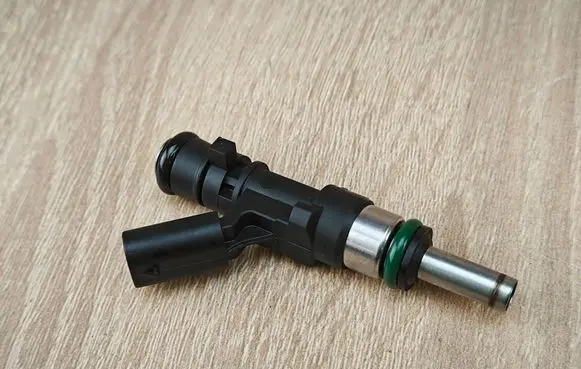 BMW X5 G05 Fuel injector 8483304