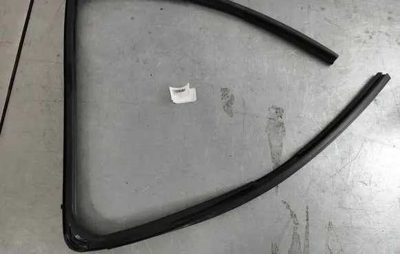 Renault Zoe Rubber seal rear door window/glass 823304181R