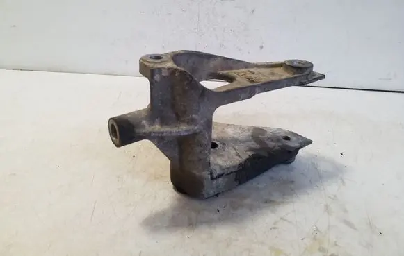 Engine mounting bracket