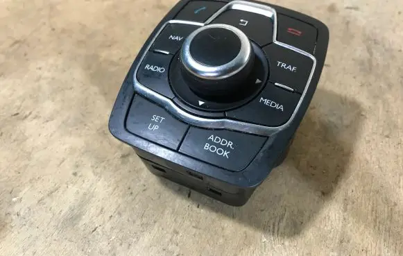 Head unit multimedia control