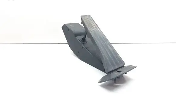 Accelerator throttle pedal