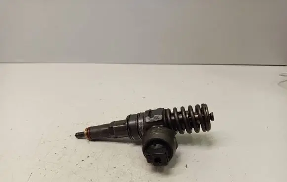 Volkswagen Golf IV Fuel injector 038130073AG