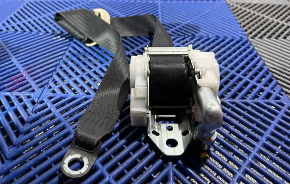 Lexus CT 200H Front seatbelt J090301