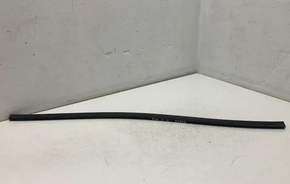 BMW 2 F46 Rubber seal front door (on door) 7298833