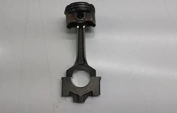 Ford Focus Piston with connecting rod CM5G6205FA