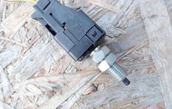 Subaru Legacy Brake pedal sensor switch 9709H