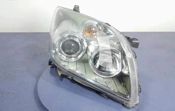 Toyota Avensis Verso Headlight/headlamp 20-B737
