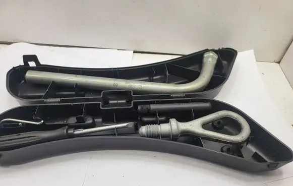 Audi A4 S4 B6 8E 8H Tool box 8E0012111