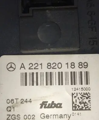Mercedes-Benz S W221 Aerial antenna amplifier A2218201889 12415000 06T244