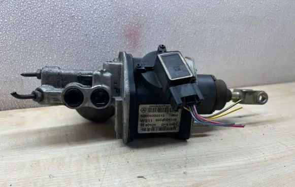 Mercedes-Benz E W211 Master brake cylinder A0004300312