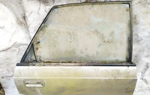 Mazda 626 Rear door sidabrines