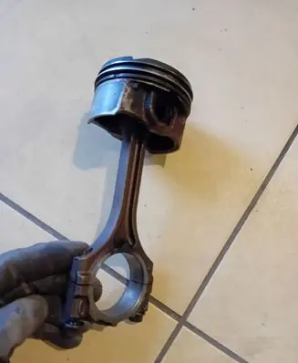 KIA Sportage Piston with connecting rod