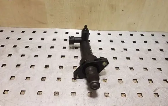 Clutch slave cylinder