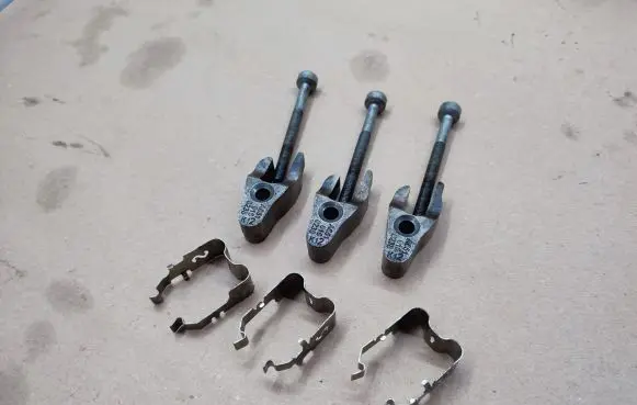 Mercedes-Benz E C207 W207 Fuel Injector clamp holder