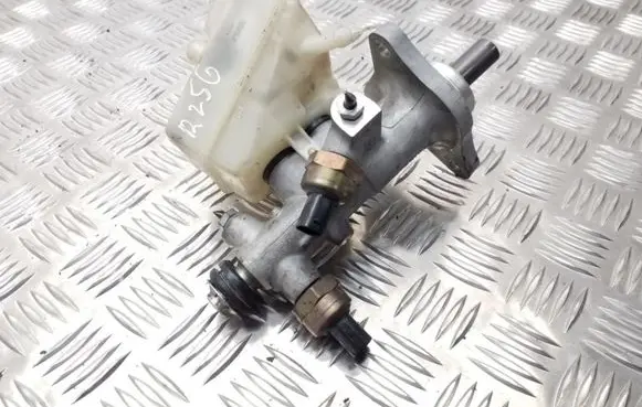 Mercedes-Benz C W203 Master brake cylinder