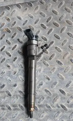Mercedes-Benz C W205 Fuel injector 0445110546