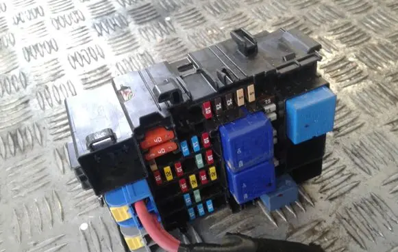 Renault Megane IV Fuse module 243800453R