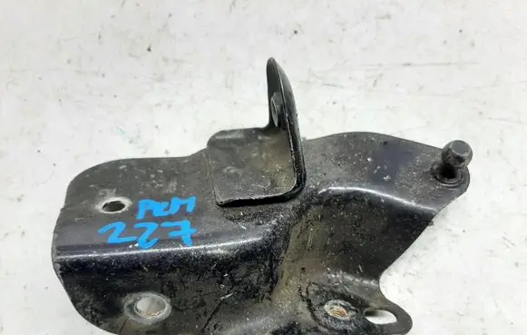 Volkswagen Touareg I Fender mounting bracket 7L6805888A
