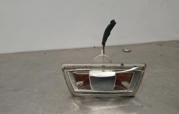 Opel Astra H Front fender indicator light 13252455 13252456