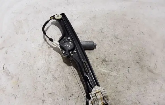 Rear window lifting mechanism without motor