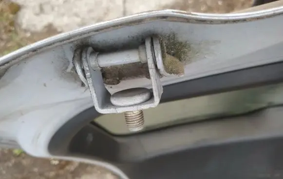 Mazda 3 I Tailgate/trunk/boot hinge