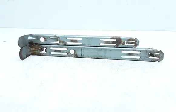 Headlight/headlamp mounting bracket