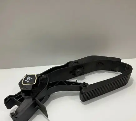 Mercedes-Benz E W211 Accelerator throttle pedal A2033000104 2033000104
