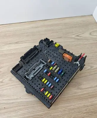 Volvo XC90 Fuse module 30728512 28017881 06W404