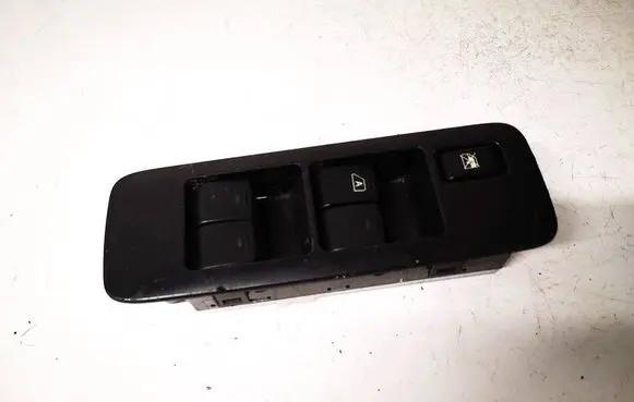 Nissan Qashqai Electric window control switch