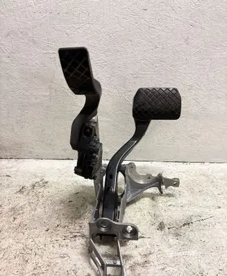 Volkswagen PASSAT B5.5 Pedal assembly 8D1721117P