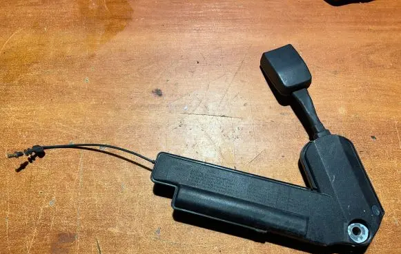 Ford Mondeo MK I Front seatbelt buckle 00537E