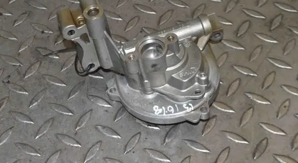 Volkswagen Golf VI Oil pump 03F115105D