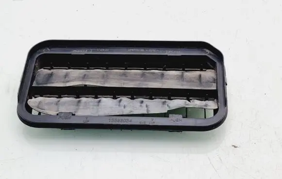 Quarter panel pressure vent